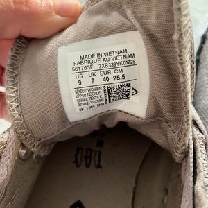 Women’s grey converse never worn